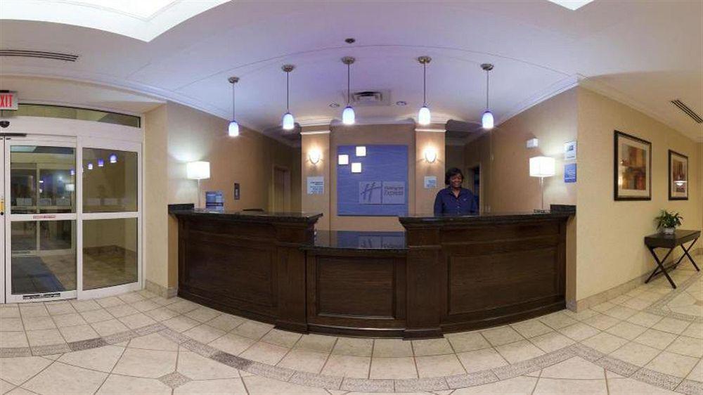 Holiday Inn Express Hotel & Suites Dublin By Ihg Экстерьер фото
