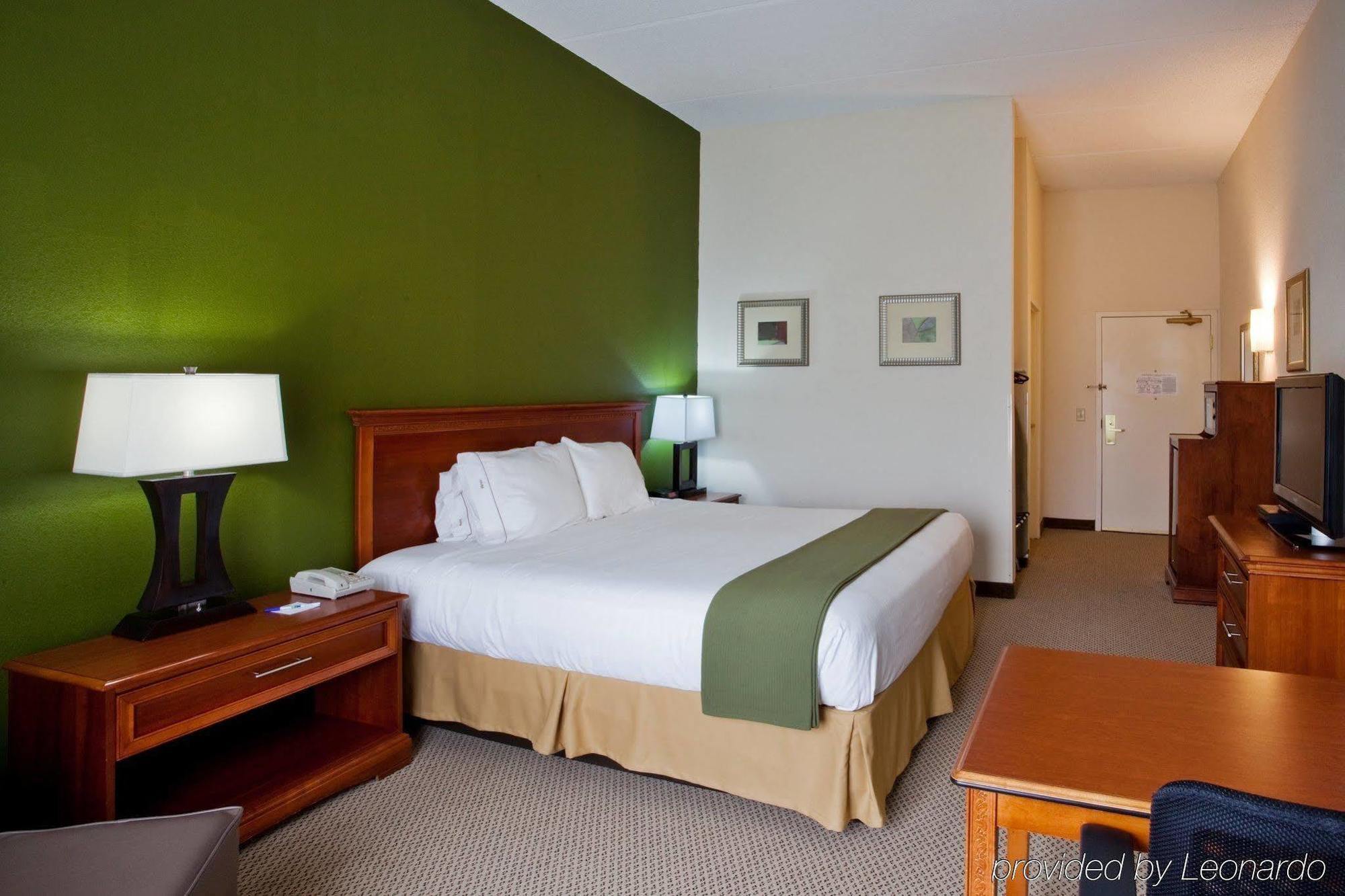 Holiday Inn Express Hotel & Suites Dublin By Ihg Экстерьер фото