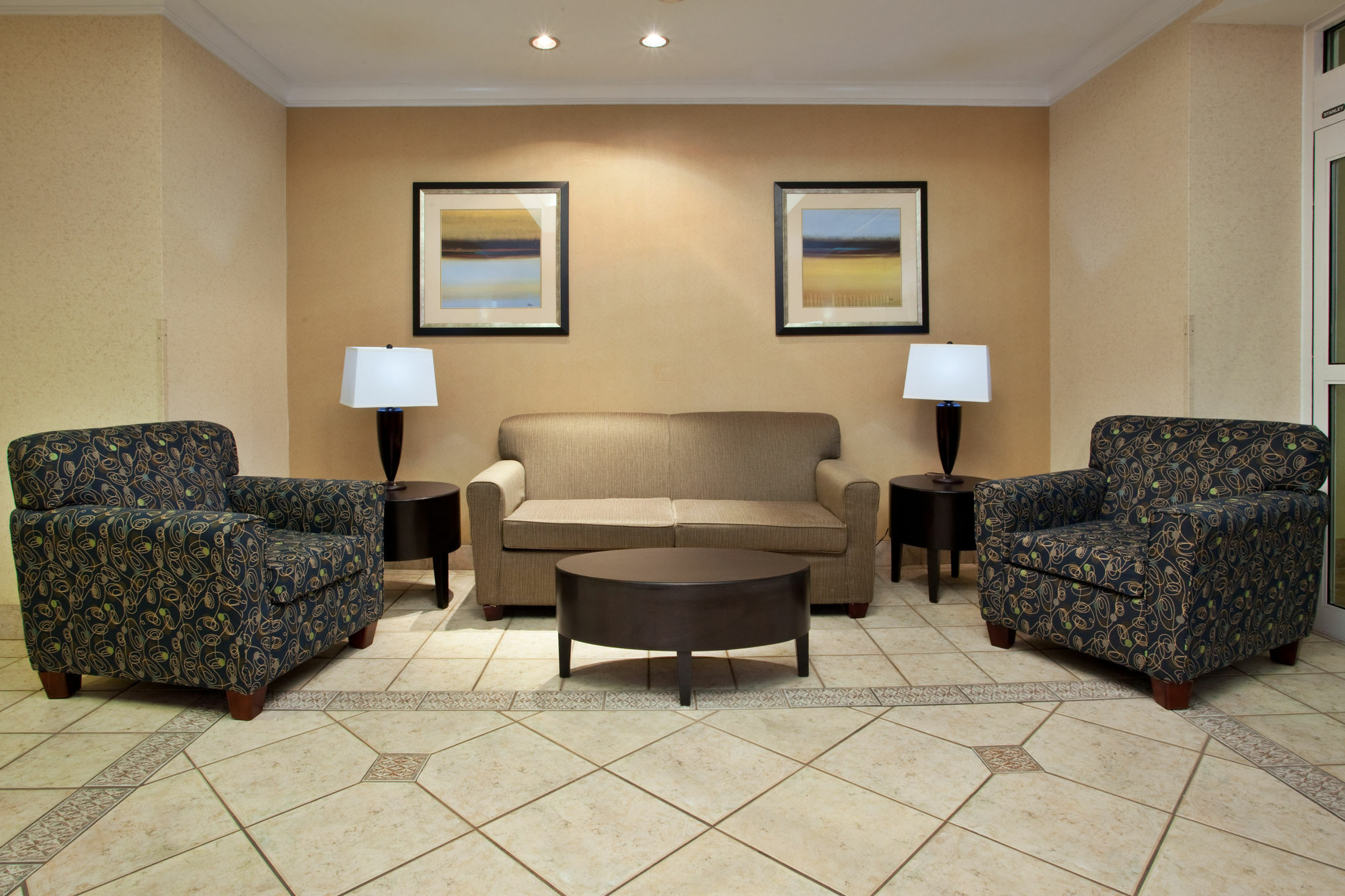 Holiday Inn Express Hotel & Suites Dublin By Ihg Экстерьер фото