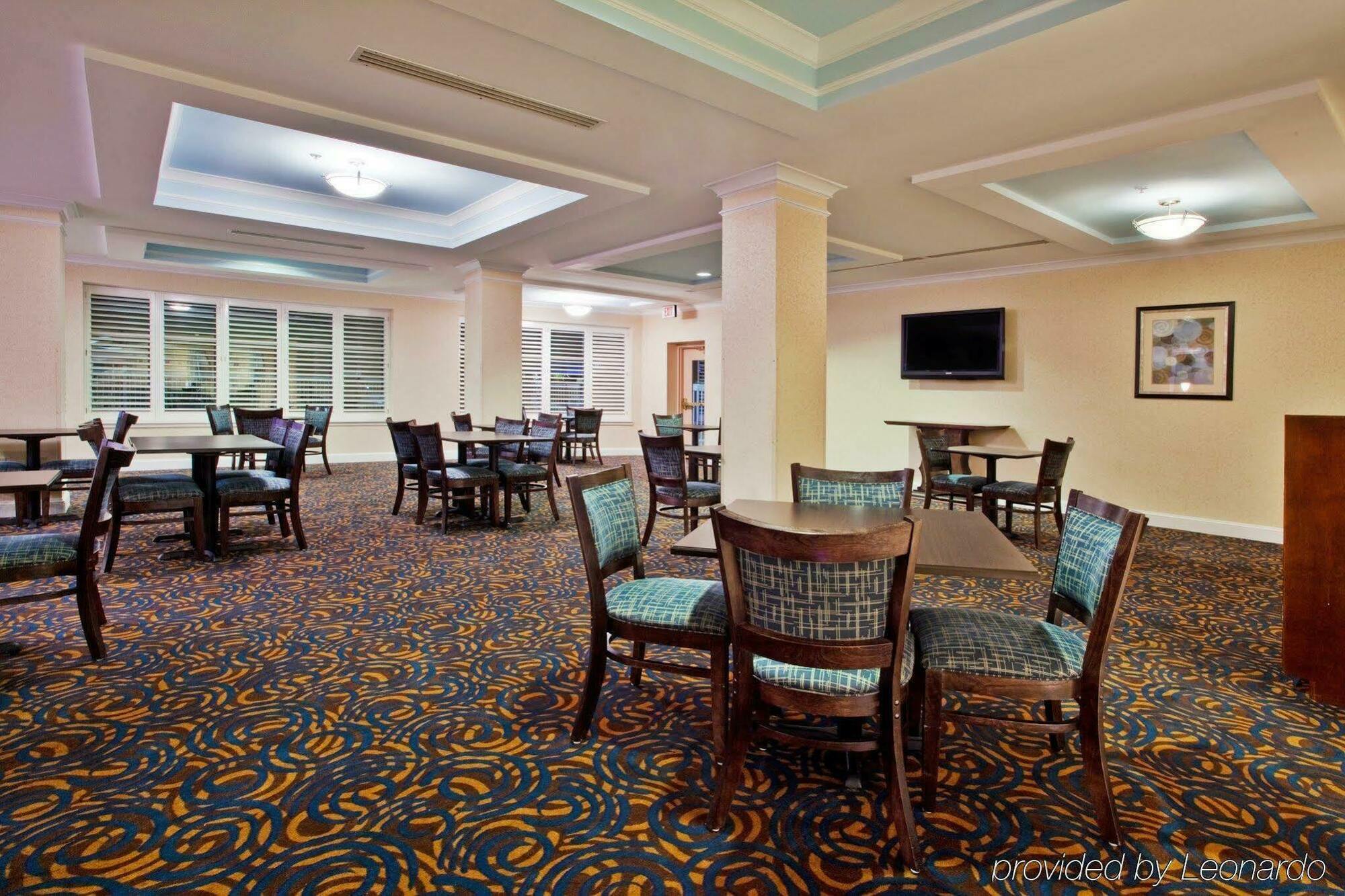 Holiday Inn Express Hotel & Suites Dublin By Ihg Экстерьер фото
