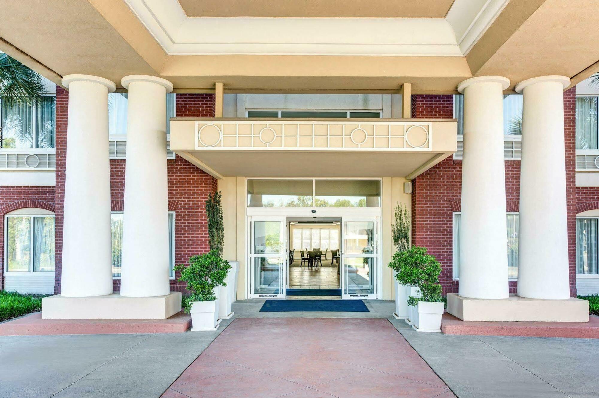 Holiday Inn Express Hotel & Suites Dublin By Ihg Экстерьер фото